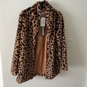 The pink lily boutique leopard fur jacket. Single hook, and eye closure.